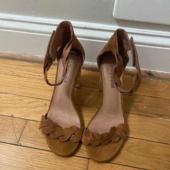 Heel - Picture 2 of 7